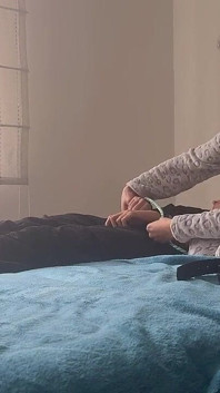 Cô ấy trói tôi lại và sau đó đối mặt với tôi để đạt cực khoái