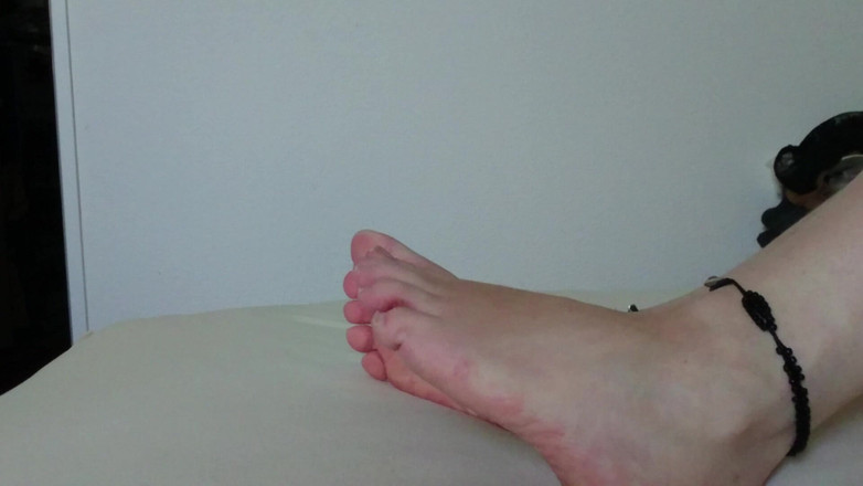 Carmen_Nylonjunge: 침대 위의 못생긴 맨발