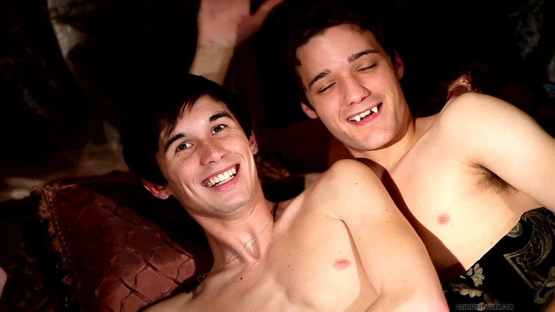 Twinklight: Krys Perez e Skyelr Bleu conversam enquanto se abraçam na...