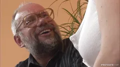 Private babe reçoit une éjaculation avec un collier de perles par un de ses professeurs