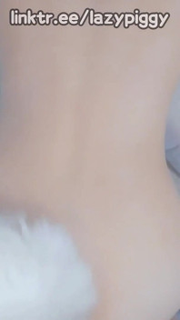 Fille asiatique se fait baiser avec un plug anal