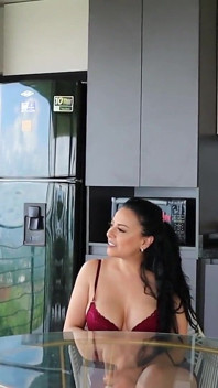 Cuckold panas mendengar suaminya menghisap seorang lagi di ruang tamu