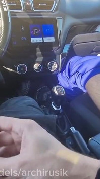 Ho segretamente masturbato un grosso cazzo a uno studente durante una pausa vicino al college. Vuoi succhiare i nostri?