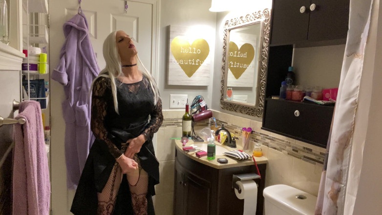 Sissy Bailey Wilde: Емо кроссдрессер одягає анальною пробкою і дрочить