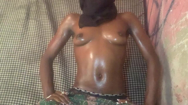 BrownGurl234: Blackgurl234 tuổi teen nhỏ nhắn nóng bỏng trêu chọc máy ảnh...