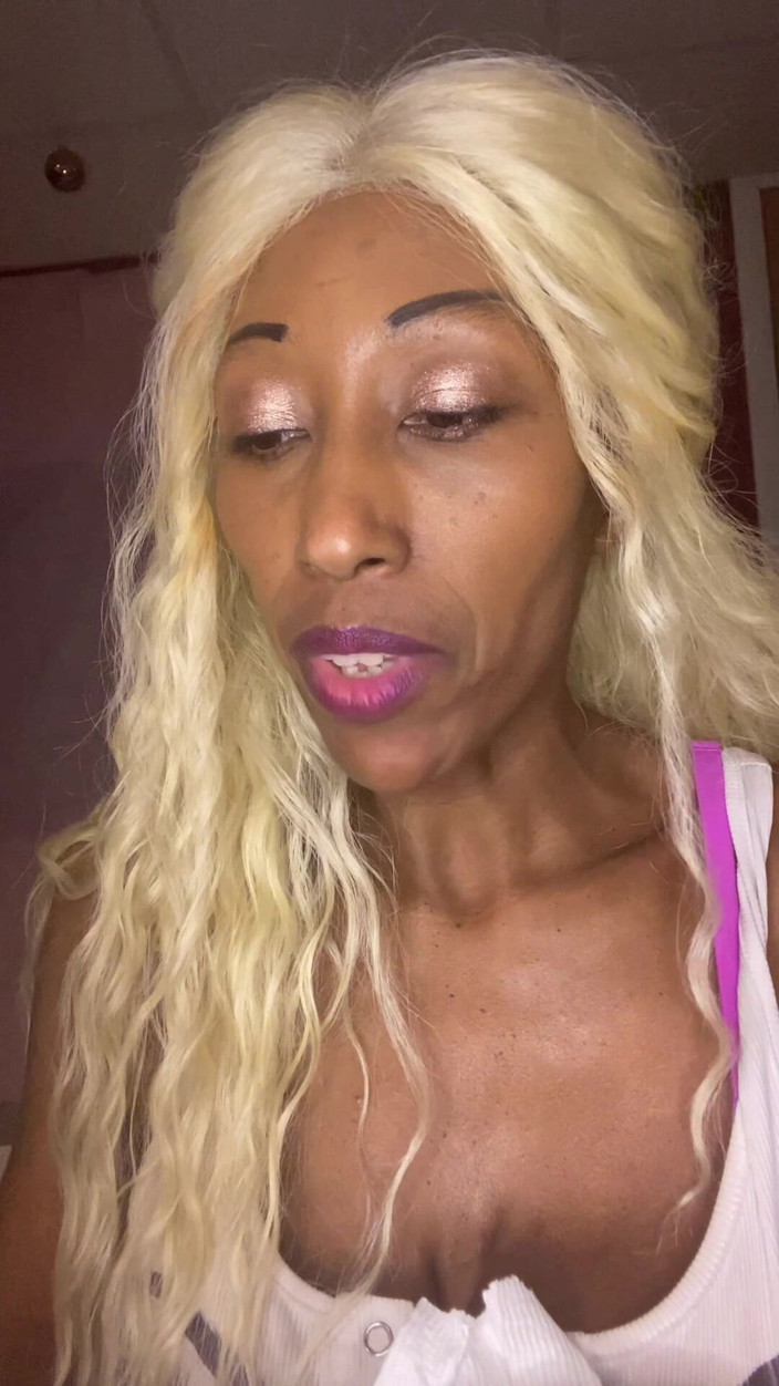 Tatiannasweets: Si blonde menghisap zakar / dildo lebih baik daripada awek lain?