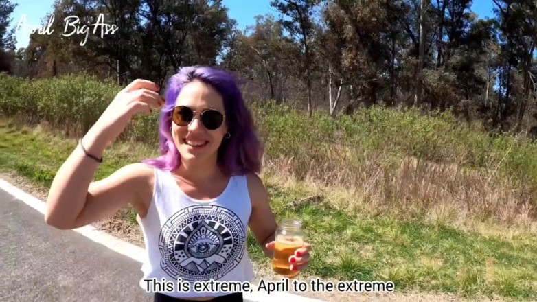 April BigAss: rischioso ingoiare pipì giallo in strada