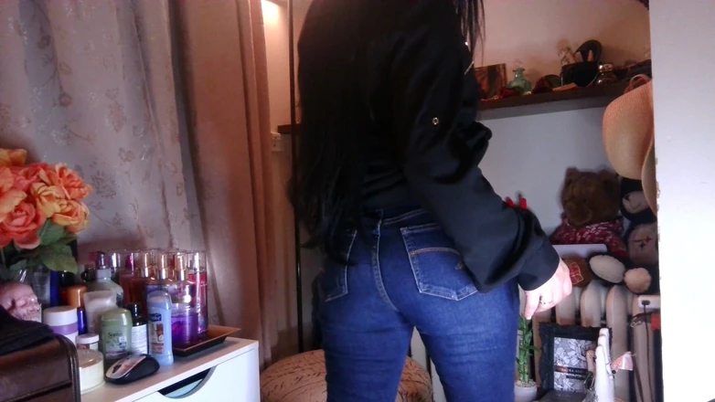 Raven Willow: My Ass Looks Good in Jeans