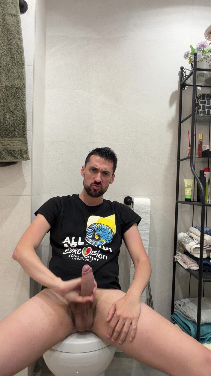 Liam Harding: Tatăl vitreg sexy se masturbează ca un nebun în baia publică