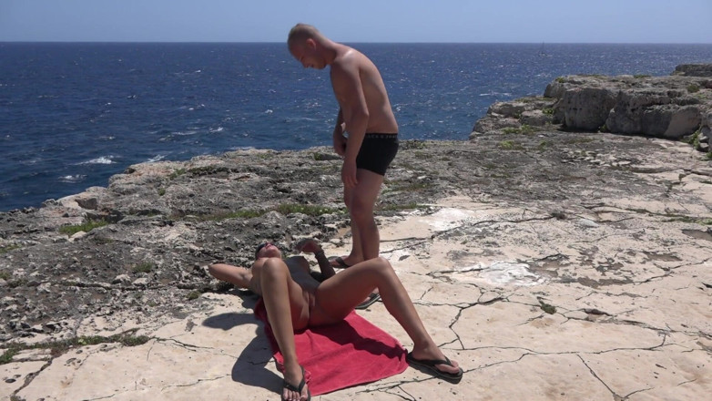 Alfacontent: Blondin tycker om sex på stranden