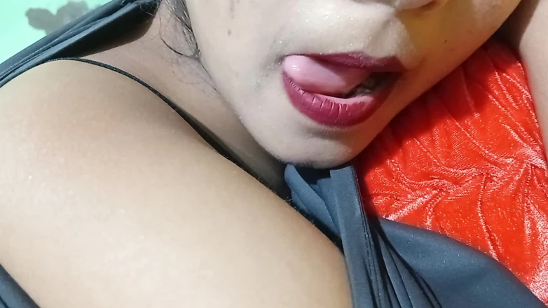 Dearshivani: La bella indiana bhabhi si è divertita mettendo terra in chut