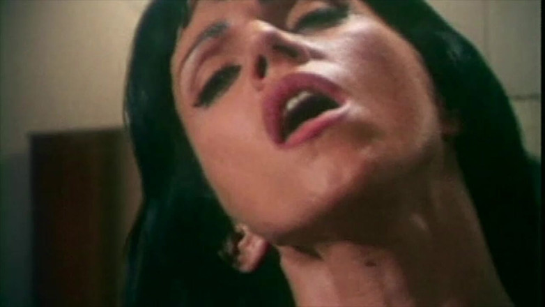 Inthe MILF room: Valentine demy 热辣的红色内衣和一根漂亮的坚硬鸡巴让她高潮