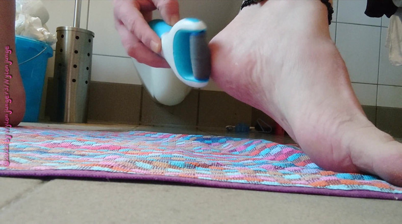 Carmen_Nylonjunge: Mijn kleine pedicure ** Links **