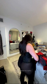 Dani Valentina와 함께하는 야성적인 발정난 재미로 바뀌는 라이브 스트림에서 순진한 시도