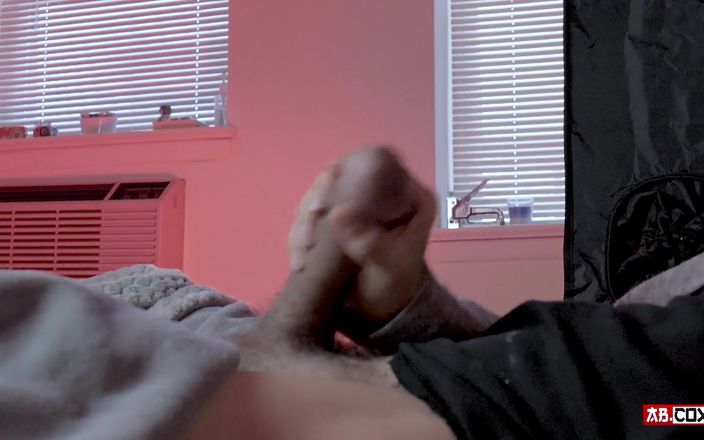 Inkdass: Un étalon musclé sexy branle une grosse bite veineuse jusqu’à l’éjaculation -...