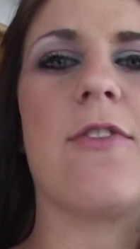 Una ragazza magra con un gran culo si fa sfondare il culo da un cazzo e viene sborrata dentro.