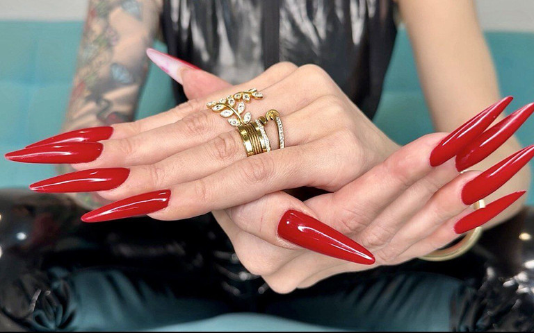 Long Red Nails and Pvc on Me (Julia domaina)