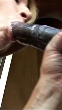 Ateşli sarışın orta yaşlı seksi kadın sara eve büyük bir siyah yarak alıyor ve kendini siktiriyor