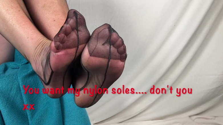 Mr MF: Mme, pieds matures, vous fait bouger les chaussures très sexy...