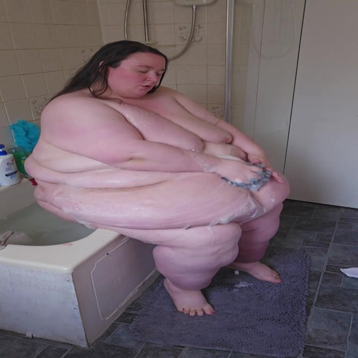 SSBBWLadyBrads: Zeița SSBBW se scaldă pe partea dinspre baie