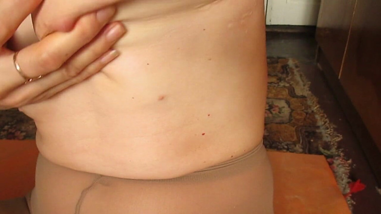 Sweet beauty: Schönheit masturbiert in strumpfhosen