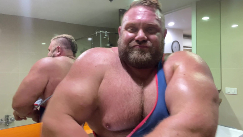 Jack stacked: Flexând în baie după sala de sport!