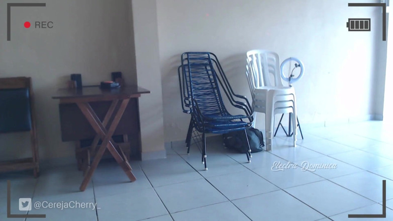 Electra Dominica: Pelayan yang sangat seksi berkhidmat di bar yang memakai pakaian...