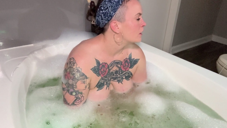 Quinn Marie: Chica culona juega con juguete bbc en baño