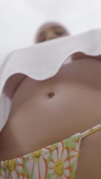 Güzel ve seksi sarışın açık havada mastürbasyonu seviyor