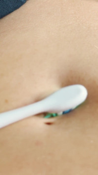 POV Tommy verkent Mars's navel met elk hulpmiddel dat hij kan vinden Mars Solo & Tommy Toetickler