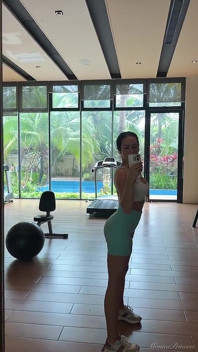 Entrenamiento sexy, saltando sobre una pelota, mostrando tetas en un gimnasio público