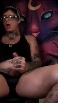 Fată transsexuală tocilară derulează porno la serviciu și se masturbează