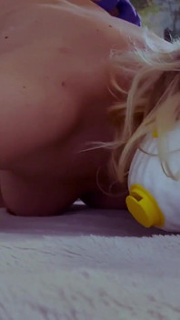Une MILF blonde sexy trompe son mari avec une bite arabe circoncise