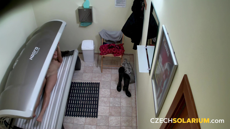 Czech Solarium: Czech Solarium 18: สาวผมดําปล่อยให้ทุกคนออกไปเที่ยว อวดกล้อง