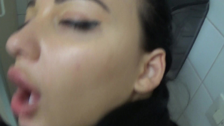 Amateur Homemade Porn: Sex s mojí nadrženou nevlastní sestrou na hotelové toaletě