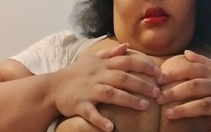 Jessica pigslut: Cewek semok ini suka banget mainin toket besarnya