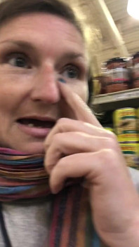 Miga moje cycki w supermarkecie, aby pokazać, jak było zimno!
