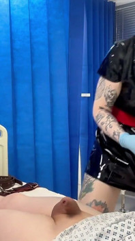 Enfermeira Ruby ordenha mensal: paciente de castidade drenado e trancado em gaiola invertida