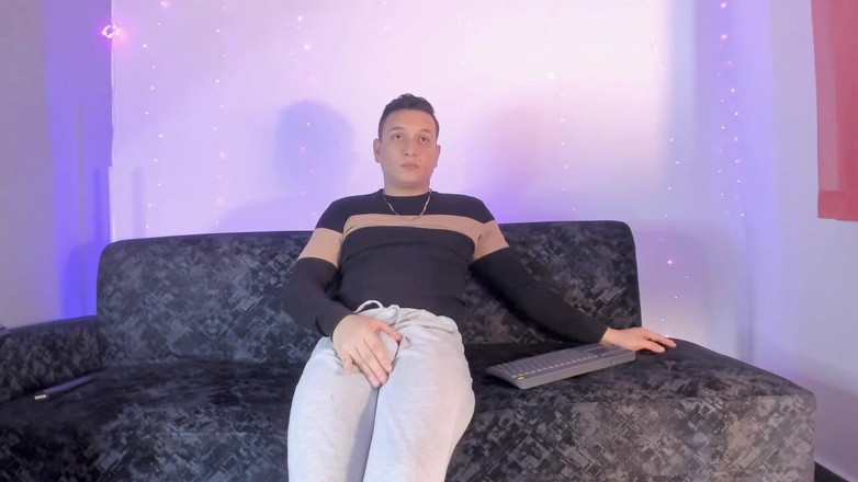 Tomas Styl: Latino Exibe Sua Barriga Na Câmera Dentro Do Moletom Cinza