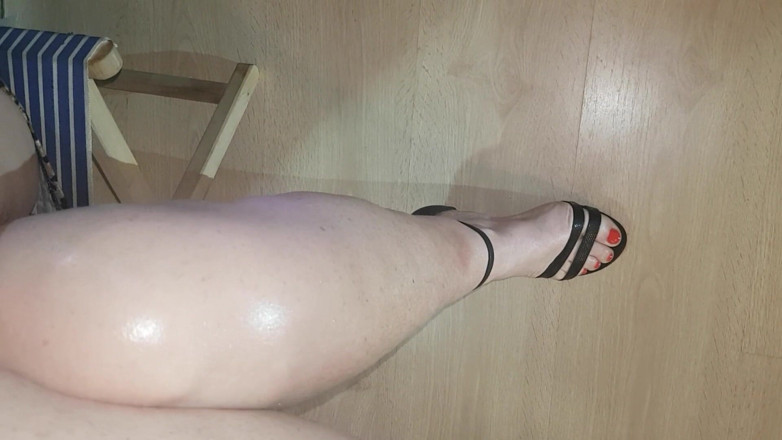 MisS Angel: Ich posiere meine beine in beautifullankle straps und kurzem kleinem...