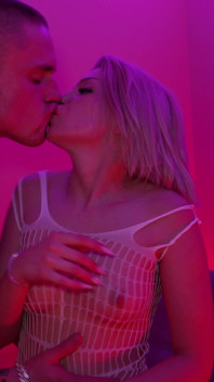 Strip-tease en vêtements en maille avec un sexe passionné en cadeau