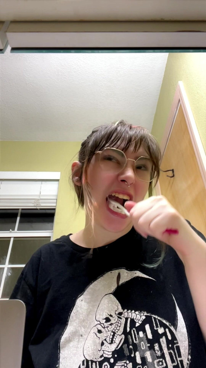 Mushroombitchx: Đánh răng tôi