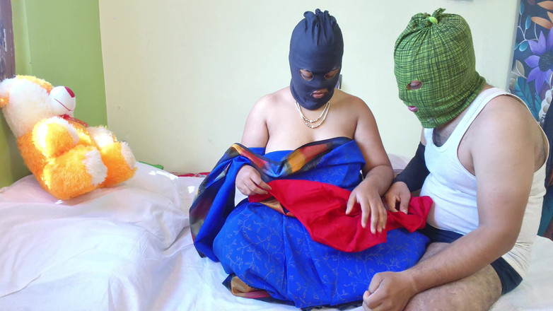 Hotty Mona: Desi la bhabhi vuole che il suo fratellastro si scopi...