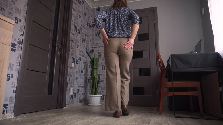 Teasecombo 4K: MILF sekreterare retar tight röv tills hennes byxor delas