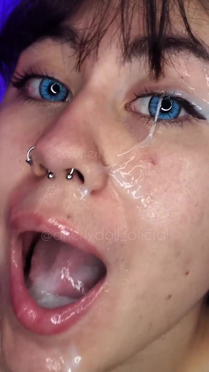 DherlyDoll: Ela adora quando um pau grosso goza duro na boca,...