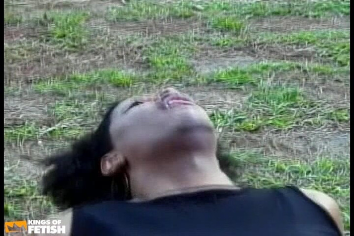 Shemale Idols: Чорний транс і збуджений хлопець руйнують свої дупи на відкритому повітрі