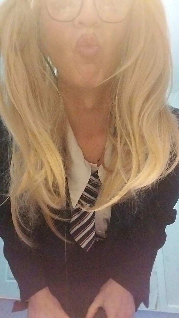 Cindy Belfast: シンディは制服が大好きです