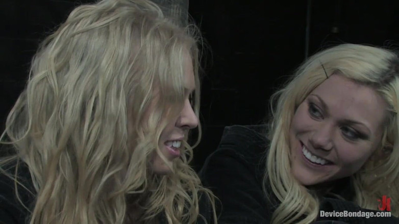 Device Bondage by Kink: Pies calientes / esclavitud rubia (en vivo)