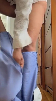 Michelle se desnuda y se vuelve extraña