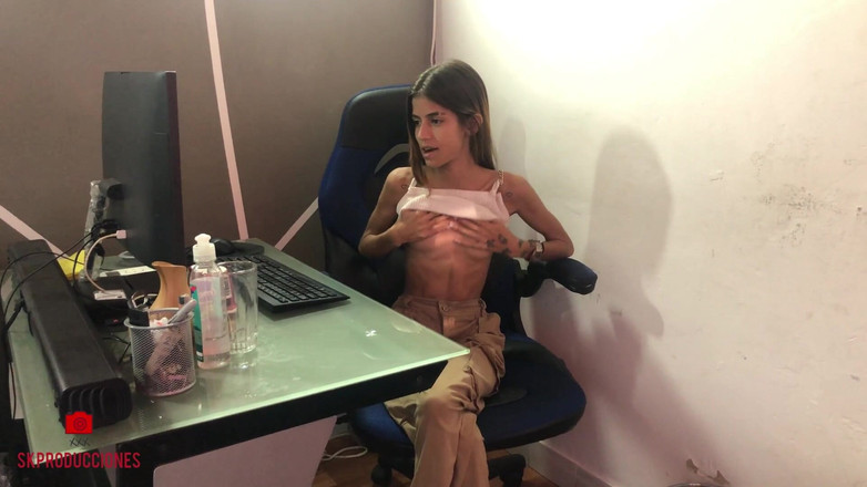 TUflacasex: Миниатюрная брюнетка приходит на работу в своем офисе, но сначала мастурбирует, очень богато